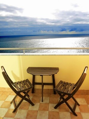 Outdoor dining - Superior Rentals - Beachfront Penthouse (free parking) (Funchal)