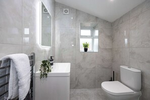 Shower, hair dryer, towels, shampoo - The Knutsford Loft | Central & Stylish Stay (Cheshire East)