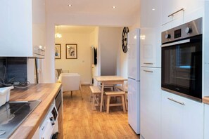 Fridge, microwave, oven, stovetop - Central Family Home near Etihad Stadium & M60 (Greater Manchester)