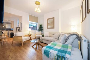 TV, offices - Central Family Home near Etihad Stadium & M60 (Greater Manchester)