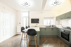 Private kitchen - The Grove House- Close to City centre- MRI & University (Greater Manchester)