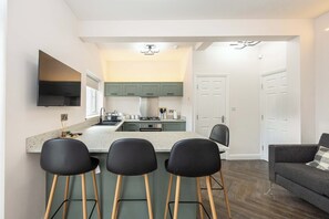 Private kitchen - The Grove House- Close to City centre- MRI & University (Greater Manchester)