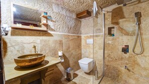 Shower, jetted bath, hair dryer, towels - Balloon View Terrace in Cappadocia • Jacuzzi Cave Rooms • Unique Day & Night (NEVŞEHİR)