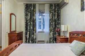 Signature Condo, Balcony, Courtyard View - Designer Apartment on Victory Square (Minsk)