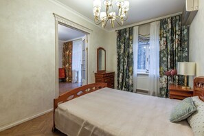 Signature Condo, Balcony, Courtyard View - Designer Apartment on Victory Square (Minsk)