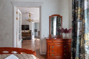 Cortinas opacas, tabla de planchar con plancha, wifi gratis