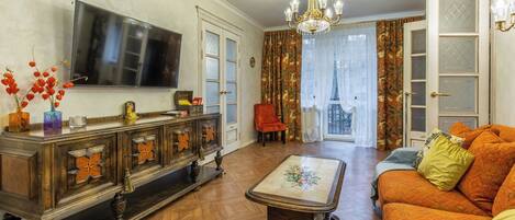 Signature Condo, Balcony, Courtyard View | Living area