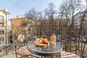 特色公寓式客房, 阳台, 庭院景观 | 客房景观