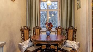 Signature Condo, Balcony, Courtyard View | Dining