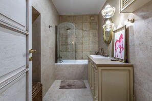 Signature Condo, Balcony, Courtyard View | Bathroom - Designer Apartment on Victory Square (Minsk)