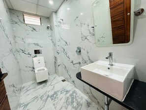 Kahden hengen huone, kaupunkinäköala | Kylpyhuone