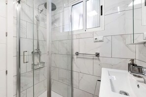 Shower, hair dryer - Penthouse in center Torrevieja, pets welcome (Torrevieja)