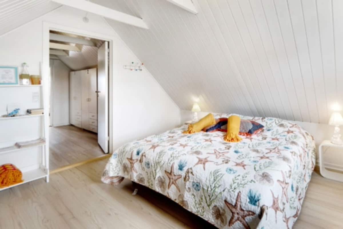 Dobbeltværelse - fælles badeværelse - udsigt til gårdsplads