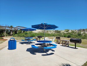 Outdoor dining - Sandpiper Run B1A - Beautiful Condo with 2 Kings (Pawleys Island)