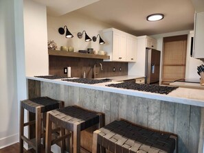 Fridge, microwave, oven, dishwasher - Sandpiper Run B1A - Beautiful Condo with 2 Kings (Pawleys Island)