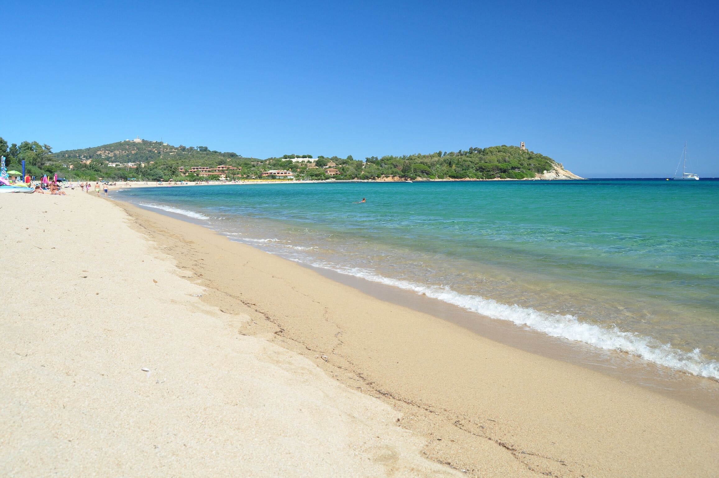 Am Strand, weißer Sandstrand, Strandtücher