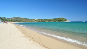位於海灘上、白沙、海灘浴巾