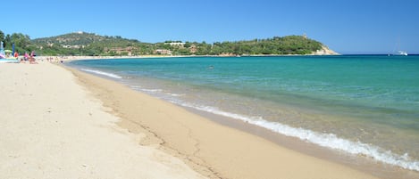 Sur la plage, sable blanc, serviettes de plage