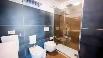 Triple Room, Pool View | Bathroom