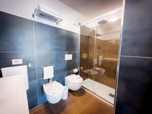 Triple Room, Pool View | Bathroom