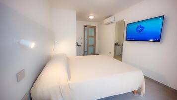 Kamar Triple, patio, pemandangan halaman | Setrika/meja setrika dan Wi-Fi gratis