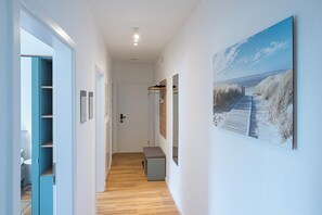 Interior - Sailor's Cabin: modern, quiet & central near the dyke, with garage & workplace (Bremerhaven)