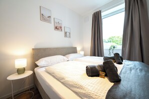 1 bedroom, iron/ironing board, WiFi, bed sheets - Sailor's Cabin: modern, quiet & central near the dyke, with garage & workplace (Bremerhaven)