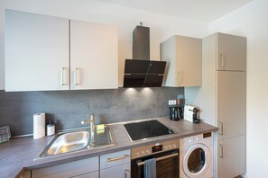 Private kitchen - Sailor's Cabin: modern, quiet & central near the dyke, with garage & workplace (Bremerhaven)