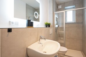 Shower, hair dryer, towels, soap - Sailor's Cabin: modern, quiet & central near the dyke, with garage & workplace (Bremerhaven)