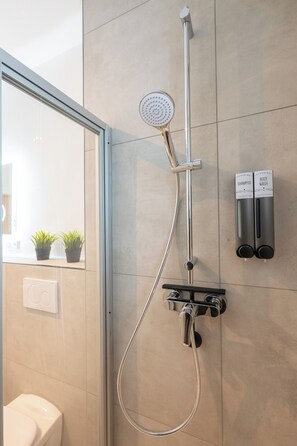 Douche, sèche-cheveux, serviettes fournies, savon
