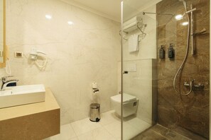 Standard Room, Balcony | Bathroom | Shower, free toiletries, hair dryer, towels - Tolenza Hotels Alanya (Alanya)
