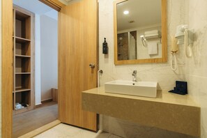 Standaard kamer, balkon | Badkamer | Een douche, gratis toiletartikelen, een haardroger, handdoeken