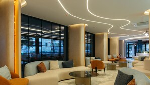 A modern interior with sofas, armchairs, and a glass coffee table. - Tolenza Hotels Alanya (Alanya)