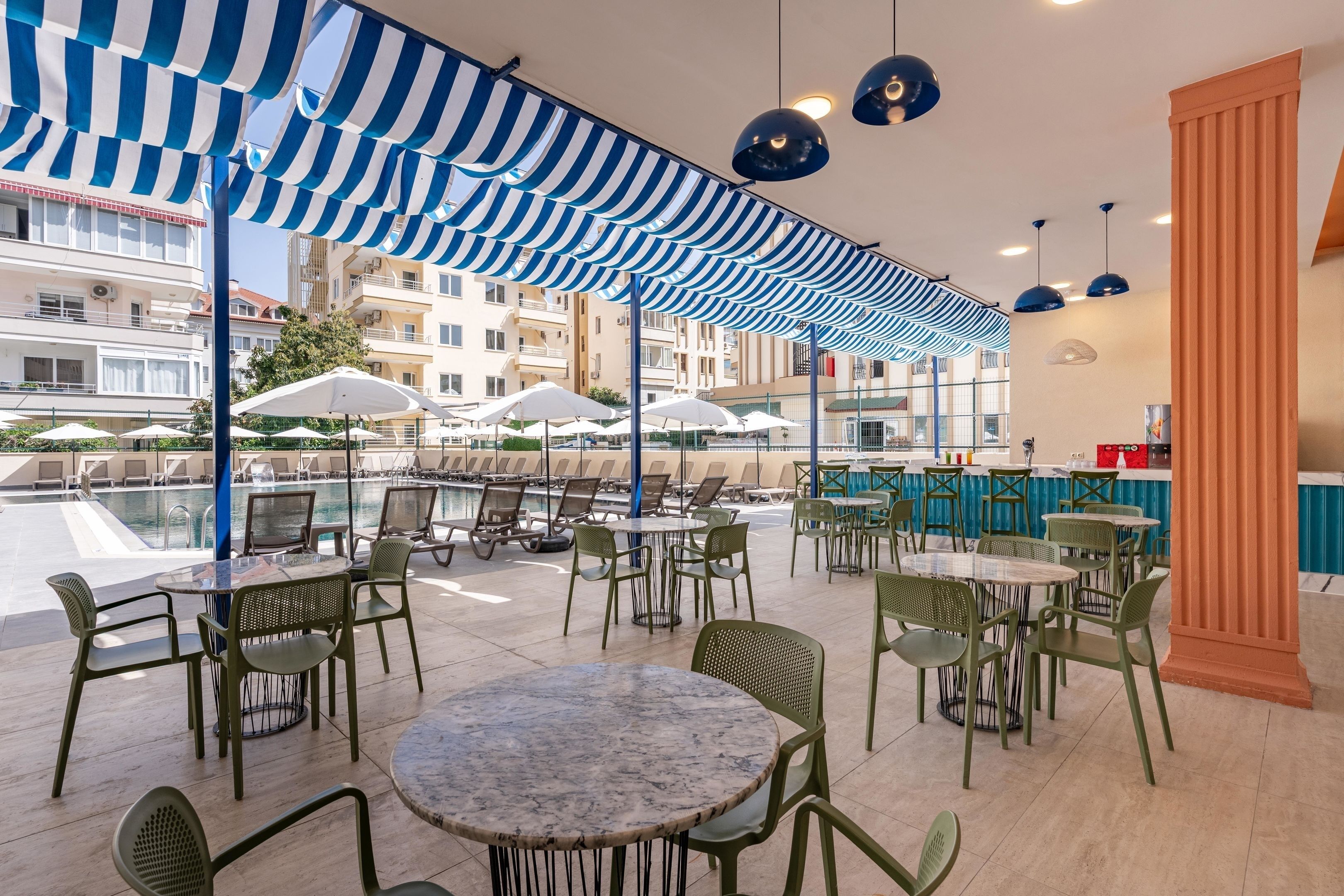 2 bares y bar junto a la piscina