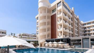 Piscina externa, funciona das 7h às 19h, guarda-sóis, espreguiçadeiras