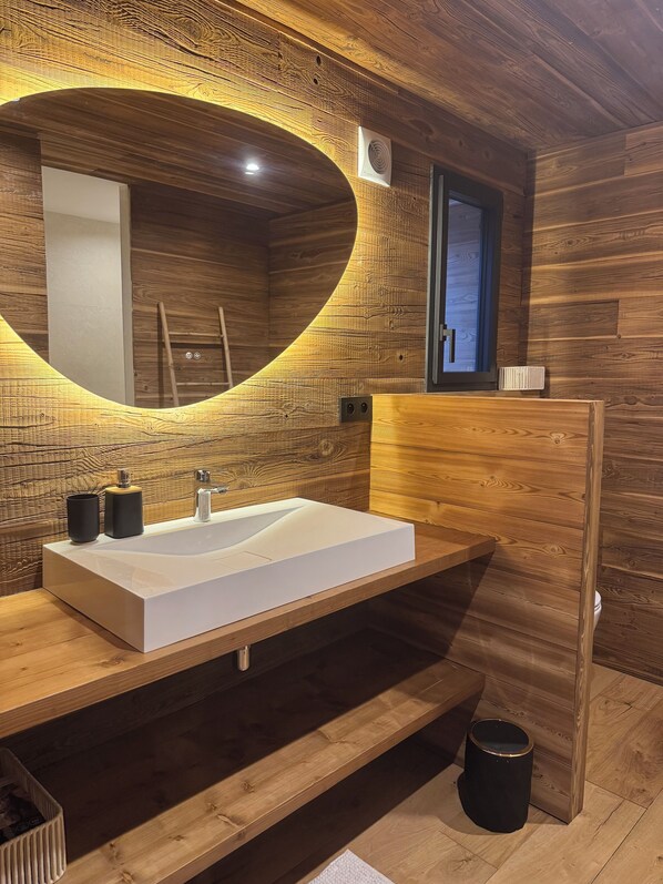 Douche, sèche-cheveux, serviettes fournies, savon