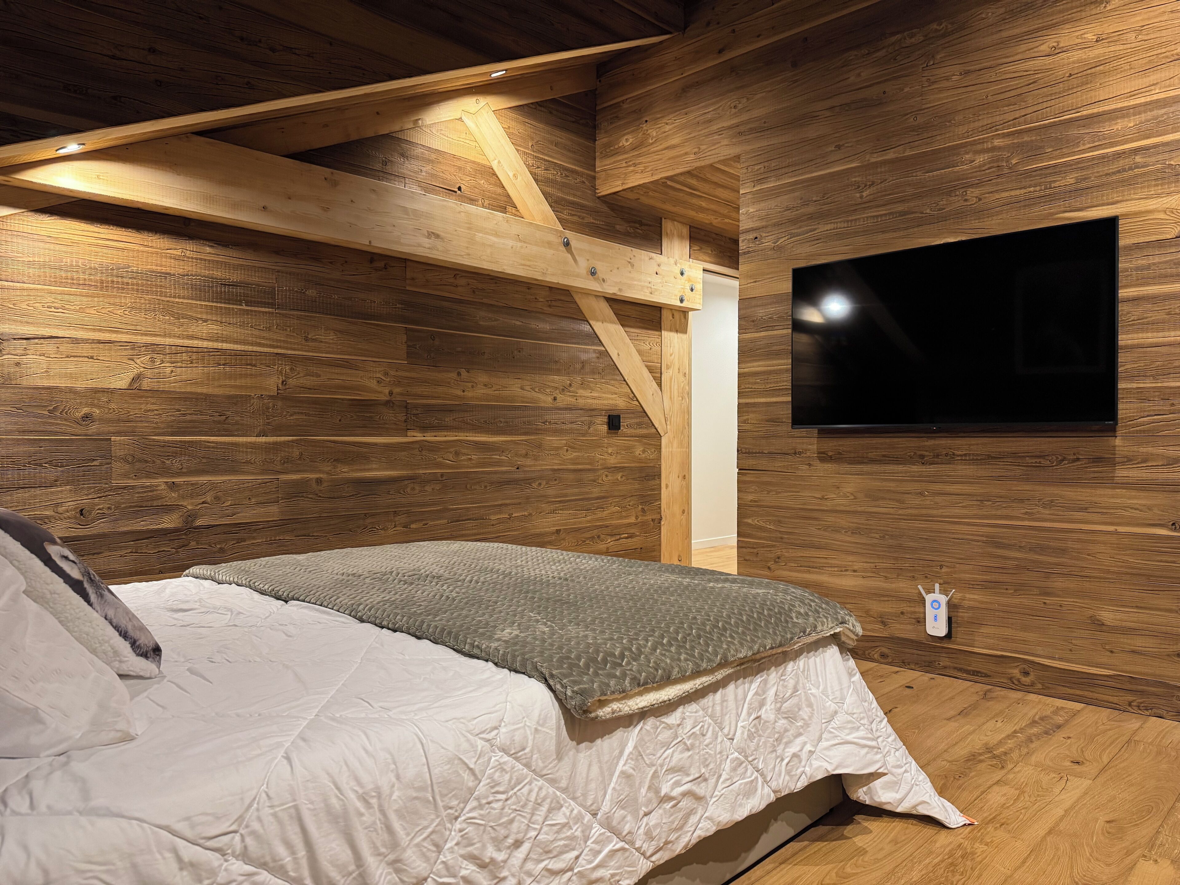 5 bedrooms, WiFi, bed sheets