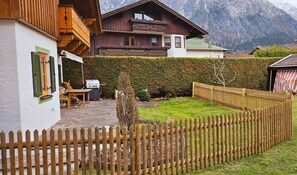 Property grounds - Holiday Home 'Bletschers Hoamat' with Mountain View, Private Terrace and Wi-Fi (Mittenwald)