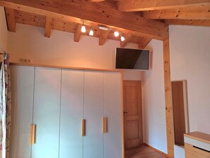 Interior - Holiday Home 'Bletschers Hoamat' with Mountain View, Private Terrace and Wi-Fi (Mittenwald)