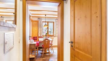 Ein Holzinterieur mit Essbereich, einer Tür und einem fensterbepflegten Fenster.