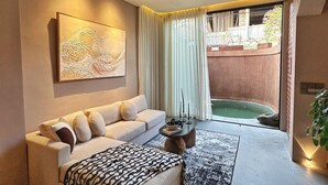 Una sala moderna con un sofá, una mesita de centro y un ventilador de techo.