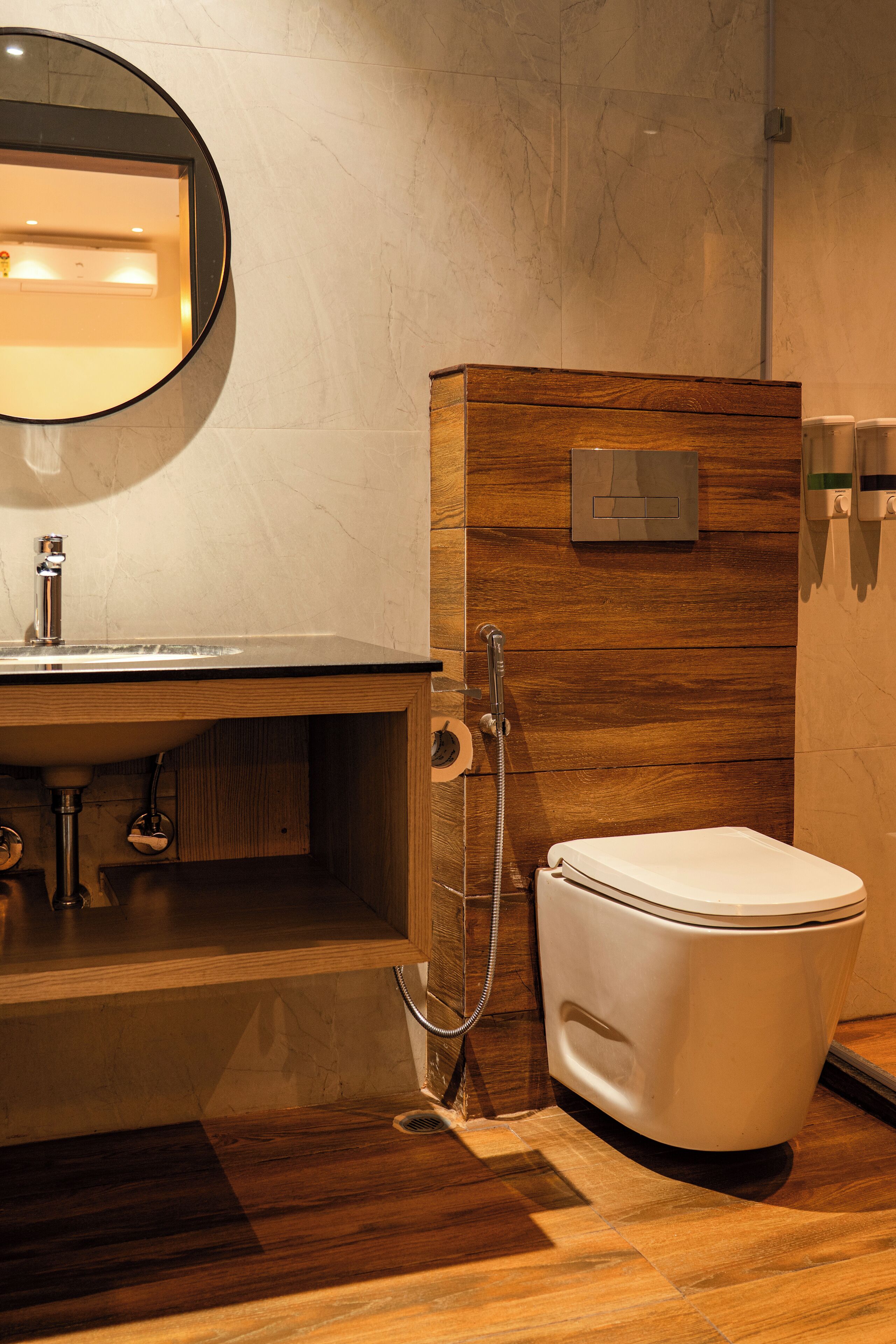 Deluxe Double Room | Bathroom | Shower, towels, soap, shampoo
