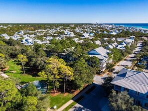 A residential area with houses, a golf course, and a large body of water in the background. - Watercolor Park Dist, Balcony Park View, Great Loc (Santa Rosa Beach)