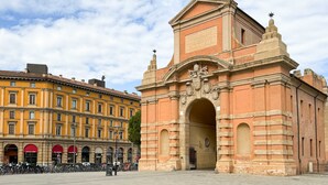 A historical building with an ornate entrance and a plaque. - Cinzia s City Pad Comfort Near Central Station (Bologna)