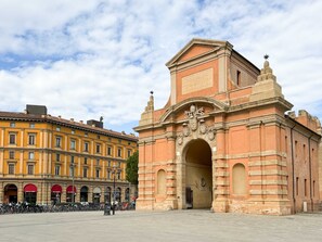 A historical building with an ornate entrance and a plaque. - Cinzia s City Pad Comfort Near Central Station (Bologna)