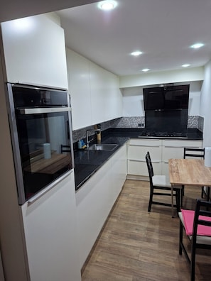 Private kitchen - Large, bright bedroom (Molenbeek)