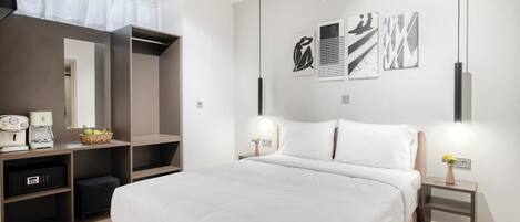 Un dormitorio moderno con cama, mesitas de noche, un armario, un espejo y decoración en la pared.