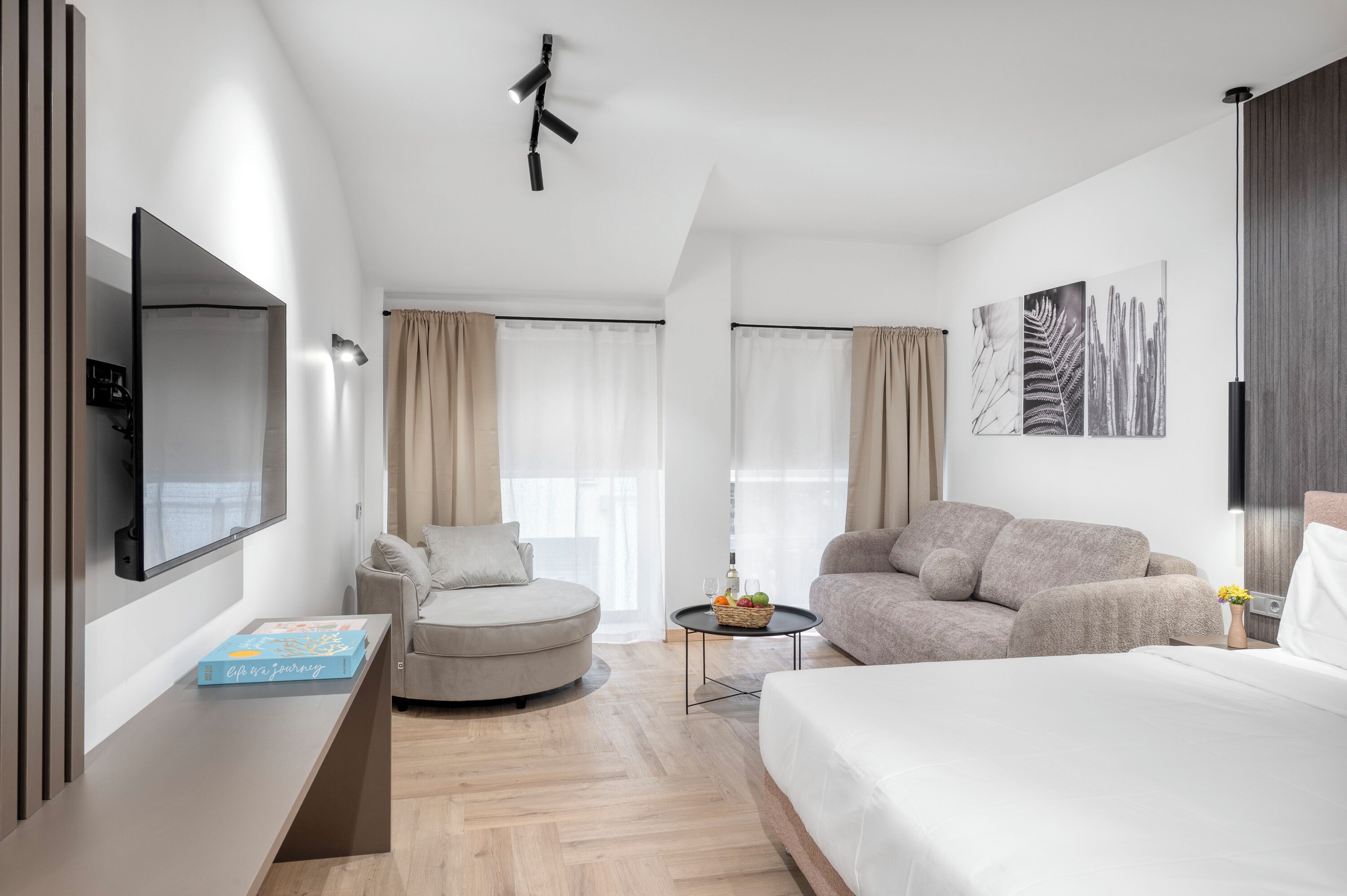 Junior Suite with semi city view