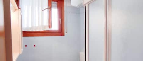 Apartment, 2 Schlafzimmer, Balkon, Stadtblick | Badezimmer