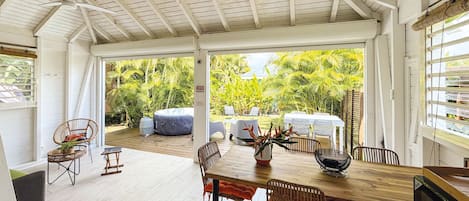 屋外ダイニングエリア